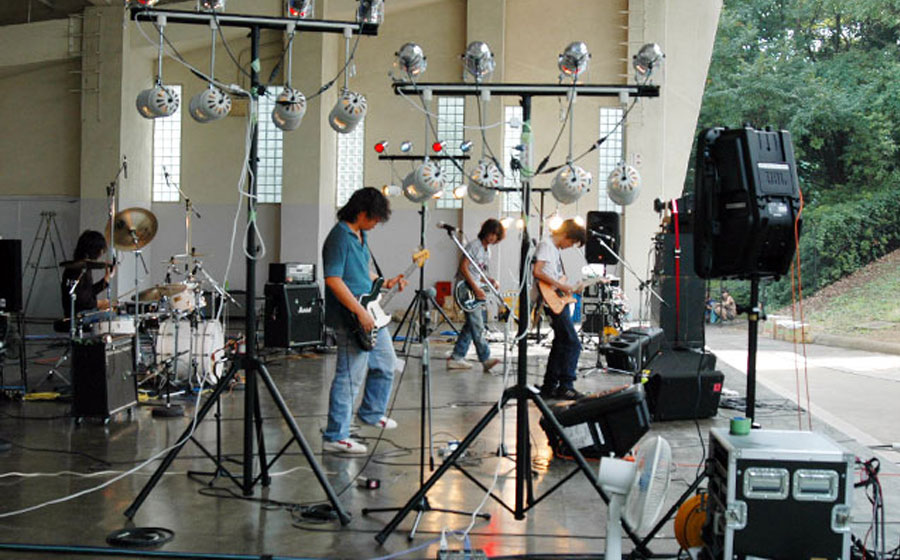 野外ライブコンサートの音響